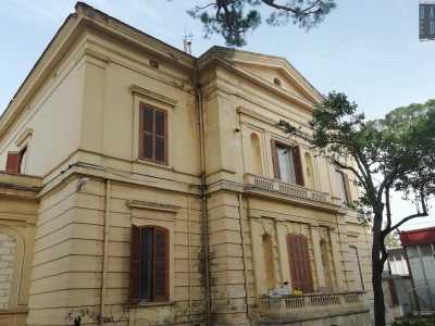 ...quello che abbiamo di fronte � infatti l�accesso posteriore di villa Roth, il cui ingresso principale si trova su via Quarto